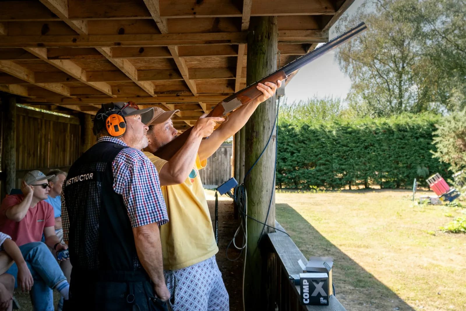 Tir aux plateaux : fosse, skeet et parcours, le guide pour débuter